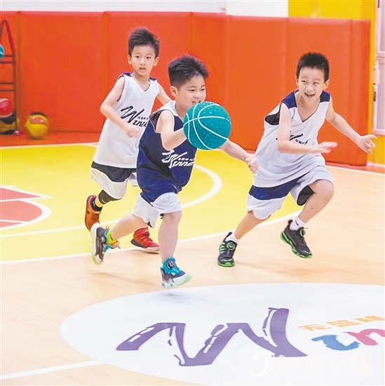 家長(zhǎng)注重培養(yǎng)孩子的運(yùn)動(dòng)愛(ài)好。