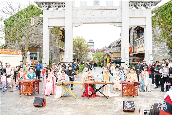 江門古勞水鄉(xiāng)旅游區(qū)民樂(lè)演出以“移步換景”的形式融入水鄉(xiāng)。