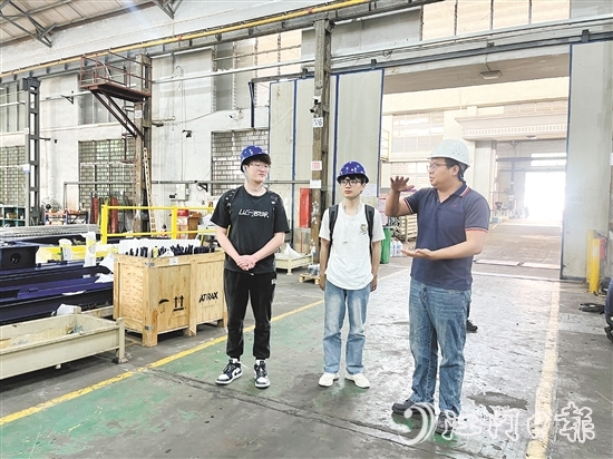 大學(xué)應(yīng)屆畢業(yè)生走進(jìn)鶴山市重點(diǎn)企業(yè)了解崗位信息。