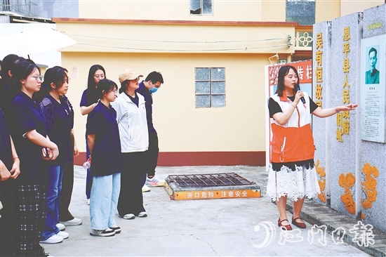 港澳學子們到吳有恒故居參觀學習。