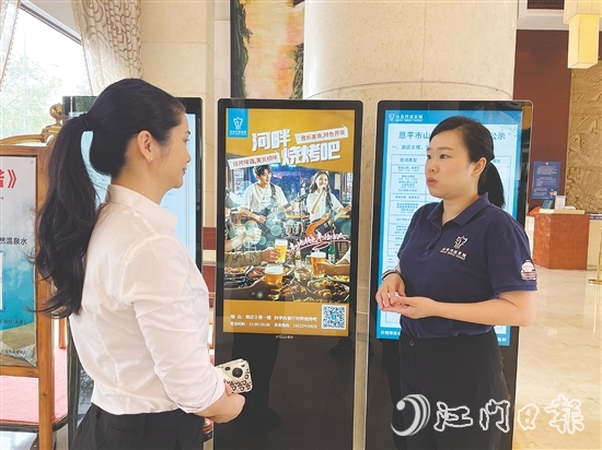 黃康怡（右）與酒店工作人員溝通中。