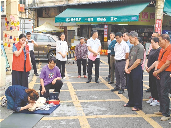 裝機(jī)儀式現(xiàn)場舉辦了救護(hù)培訓(xùn)班，幫助群眾熟練掌握心肺復(fù)蘇和AED使用等救護(hù)技能。