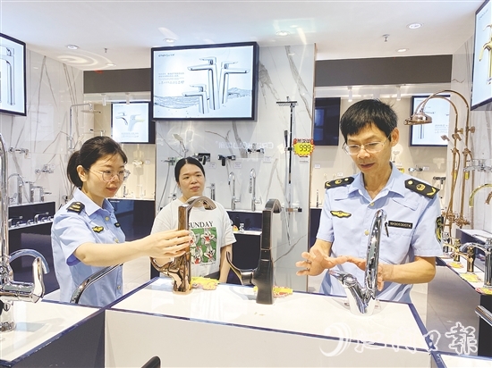 開平市市場監(jiān)管局工作人員深入企業(yè)，宣講知識產(chǎn)權(quán)保護政策法規(guī)。