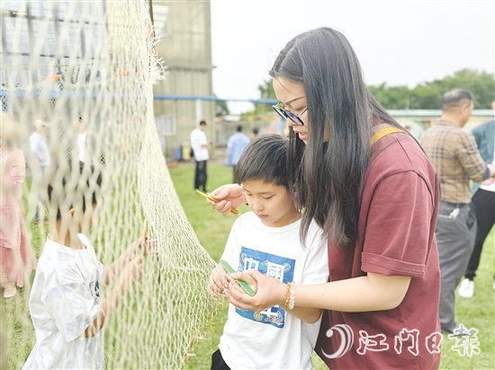 現(xiàn)場，不少小朋友參與其中，現(xiàn)場充滿歡聲笑語。