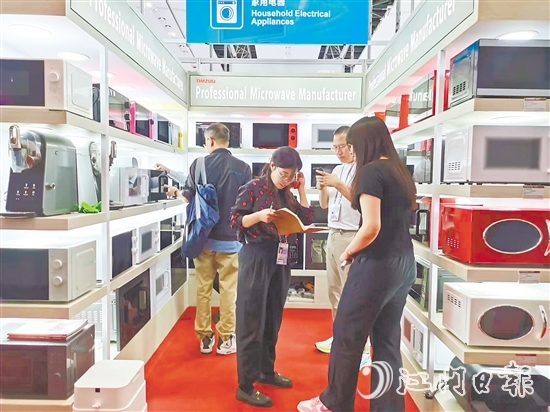 天倬智能家居生產(chǎn)的微波爐等家電產(chǎn)品吸引客商咨詢。凌雪敏