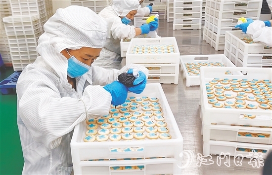 工人在餅干上裝裱卡通圖案。