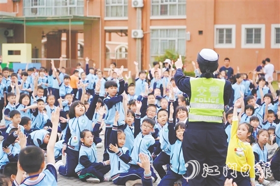 學(xué)生們踴躍參與互動(dòng)問(wèn)答。