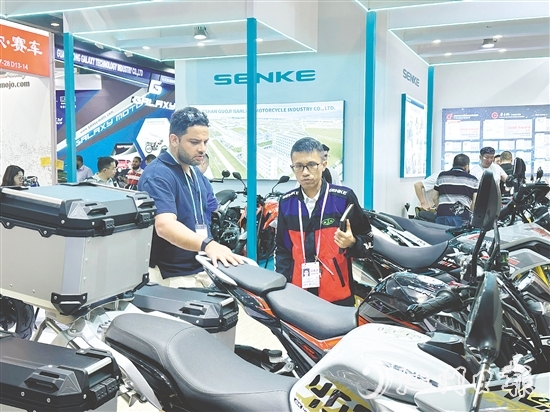 展會(huì)現(xiàn)場(chǎng)，鶴山企業(yè)生產(chǎn)的摩托車(chē)吸引海外采購(gòu)商駐足。