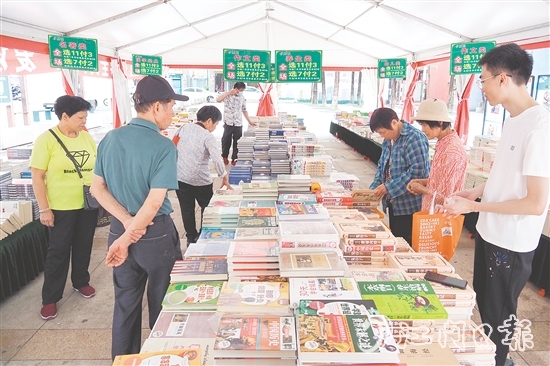 市民在購(gòu)書區(qū)挑選圖書。