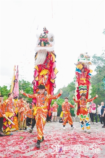 一眾弟子以醒獅和武術(shù)的形式表達(dá)對祖師的緬懷。