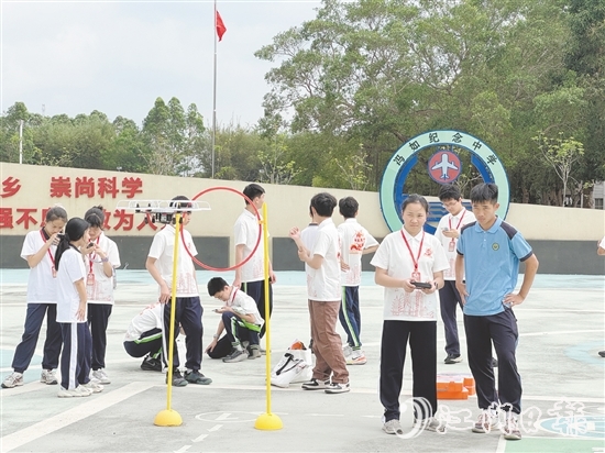 學(xué)生們體驗(yàn)操控?zé)o人機(jī)的樂(lè)趣。