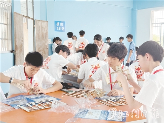 學(xué)生們拼裝“馮如一號(hào)”模型。