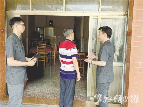 法官到李大爺家回訪，發(fā)現(xiàn)損壞的房屋已經(jīng)基本修復(fù)。