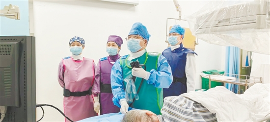 七旬血透患者遭膽石之困，消化內(nèi)科團隊協(xié)作巧破難關(guān)。