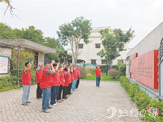 發(fā)展紅色旅游是以敬村振興鄉(xiāng)村產(chǎn)業(yè)的重要抓手，該村充分挖掘利用本地紅色資源，打造沉浸式研學(xué)體驗(yàn)。