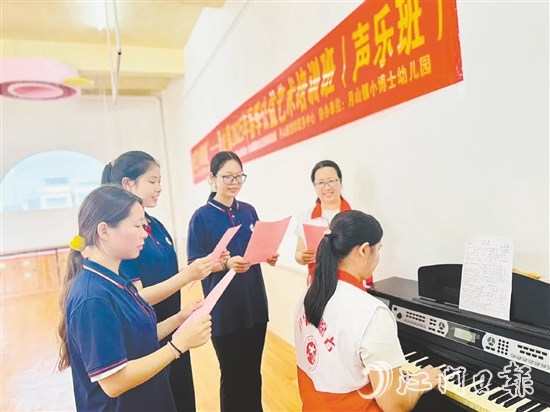 學(xué)員們在老師的指導(dǎo)下練習(xí)發(fā)聲技巧。