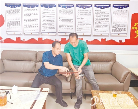 黃凱堅(jiān)（左）用行動(dòng)詮釋基層政法工作者的堅(jiān)守與擔(dān)當(dāng)。