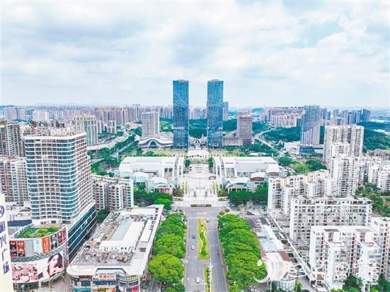 環(huán)市街道位于蓬江區(qū)中心區(qū)域，位于珠三角“1小時(shí)商圈”內(nèi)，交通便利，區(qū)位優(yōu)勢(shì)明顯。圖為環(huán)五邑華僑廣場(chǎng)商圈一帶。劉淑君