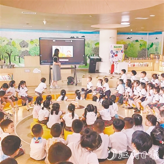 活動中，老師為小讀者分享繪本故事，共同感受閱讀的魅力。