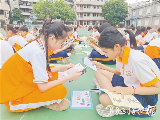 沙坪一小學(xué)生根據(jù)“好書推薦卡”的引導(dǎo)，認(rèn)真品讀圖書。