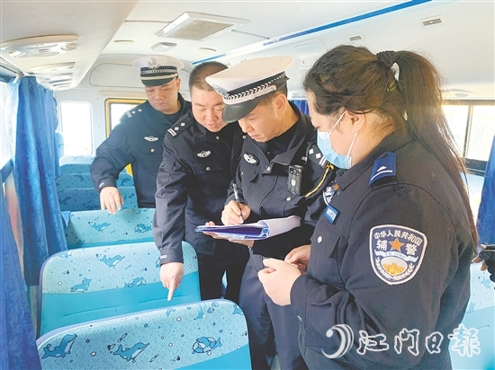 交警聯(lián)合教育部門對恩平市校車開展全面排查。