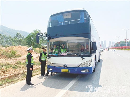 交警部門在重點(diǎn)區(qū)域設(shè)置流動檢查點(diǎn)，嚴(yán)查客運(yùn)車輛違規(guī)攬客、不按核定線路行駛等亂象。