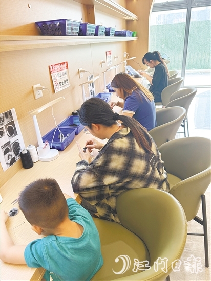 在“巾幗共富工坊”，“寶媽”帶娃工作兩不誤。