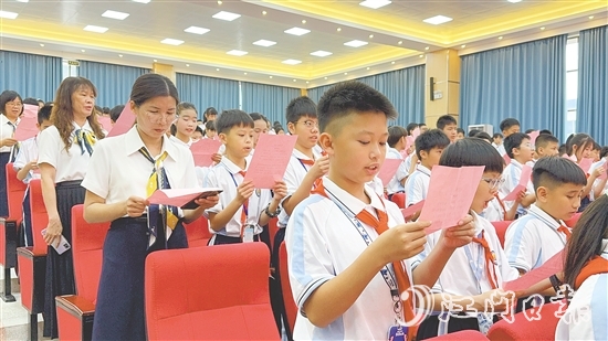 師生齊誦《沁園春·長(zhǎng)沙》。