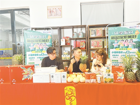 羅家宏（中）在直播帶貨。