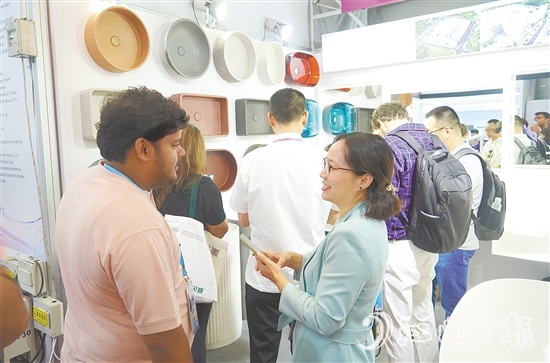 利多邦衛(wèi)浴展位吸引不少客商前來咨詢交流。