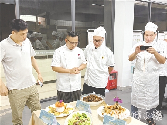 伍立更（左二）對學員們的自創(chuàng)菜式一一進行點評和指導。