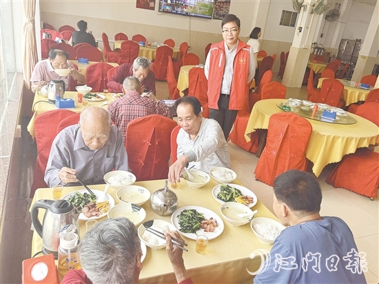 老人們一邊吃飯，一邊話家常。