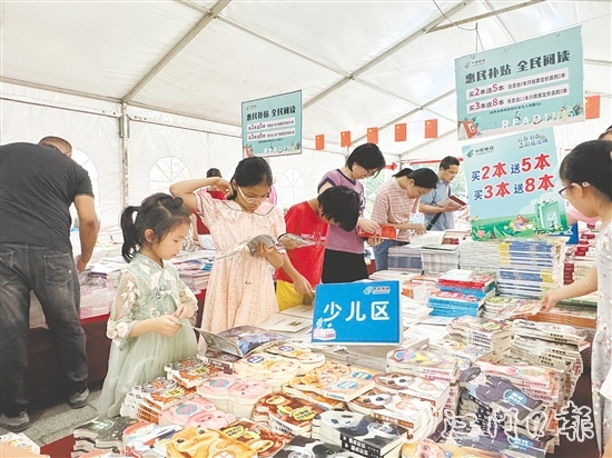 全民閱讀圖書文化活動中，大人小孩共享閱讀樂趣。