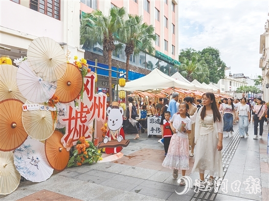 岡州墟非遺市集精彩不斷，現(xiàn)場人潮涌動。