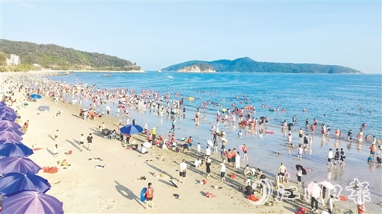 依托得天獨(dú)厚的自然稟賦與持續(xù)升級(jí)的文旅供給，今年“五一”假期，臺(tái)山濱海景區(qū)人氣爆棚。