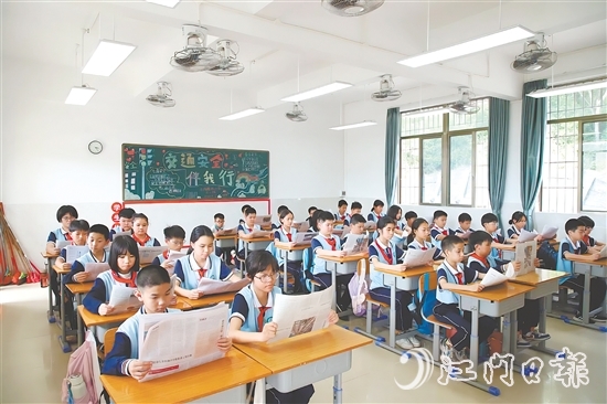 臺山市開展“文明閱讀少年行”共讀《人民日報》活動。