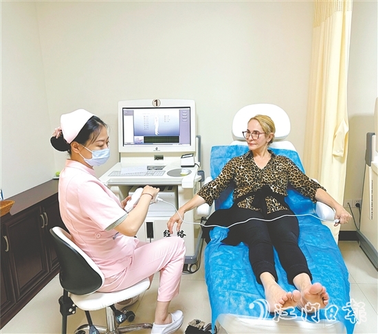 從未接觸傳統(tǒng)中醫(yī)的外國人在健康管理僑胞之家沉浸式體驗(yàn)中醫(yī)“治未病”。