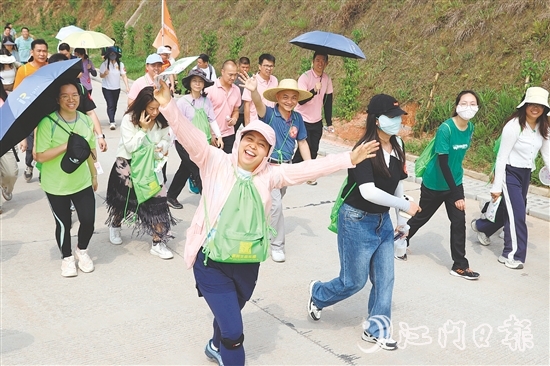 徒步愛好者沿青年水庫步行，穿梭于花海與綠林間，感受“體育+生態(tài)”的魅力。