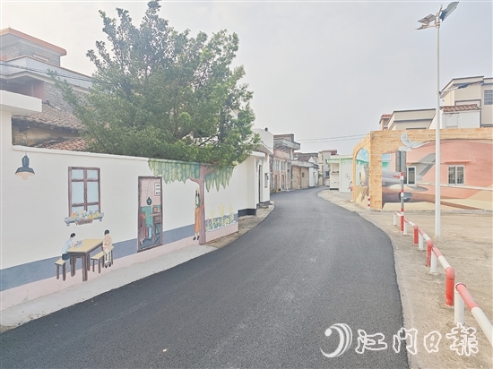 在蟠光村，新鋪設(shè)的瀝青村道平整寬闊，與特色墻繪及周邊綠化相映成趣。