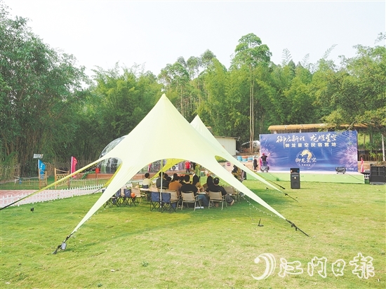 游客在雅瑤鎮(zhèn)陳山村御龍星空民宿營地享受假期。