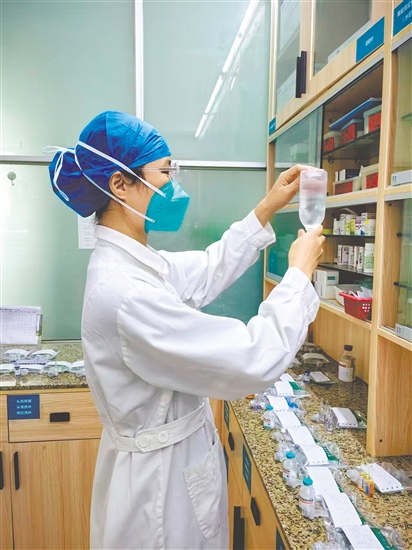 這是一雙嚴(yán)謹(jǐn)可靠的手。輸液前核對和檢查藥物的步驟是護(hù)理操作中的關(guān)鍵環(huán)節(jié)，要遵循“三查七對”原則。此時(shí)，江門市結(jié)核病防治所住院部護(hù)士黃惠敏正在認(rèn)真核對患者的輸液藥物，確保用藥安全。