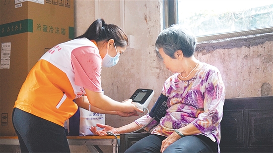 這是一雙不辭辛勞的手。江門市中心醫(yī)院蓬江分院環(huán)市街道社區(qū)衛(wèi)生服務(wù)中心護(hù)士劉娟冒雨上門，為基層群眾測量血壓、送藥，開展常規(guī)檢查和日常健康指導(dǎo)，將關(guān)懷與專業(yè)送進(jìn)千家萬戶。