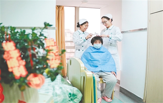 這是一雙靈巧的手?！耙暡∪巳缬H人”，江門市人民醫(yī)院全科醫(yī)學(xué)科護(hù)士化身理發(fā)師，手持剪刀與梳子，為留院過年患者修剪頭發(fā)。一雙巧手，一把剪刀，一把梳子，動作嫻熟而輕柔，不僅打理出利落的發(fā)型，也帶來了溫暖的年味。