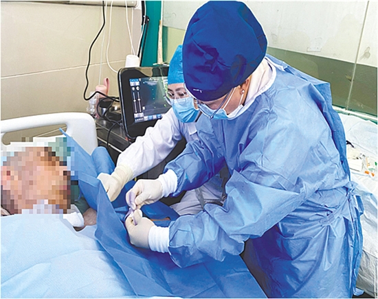 護(hù)理團(tuán)隊(duì)為患者行PICC置管術(shù)