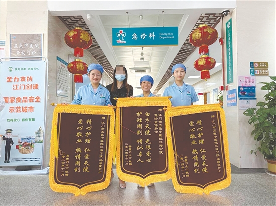 患者把三面錦旗贈送給護(hù)士們，以表達(dá)感激之情。