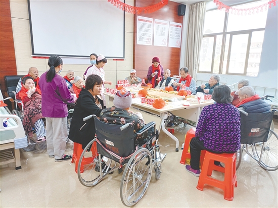 在老年病區(qū)生日會上，老人們圍坐在一起。