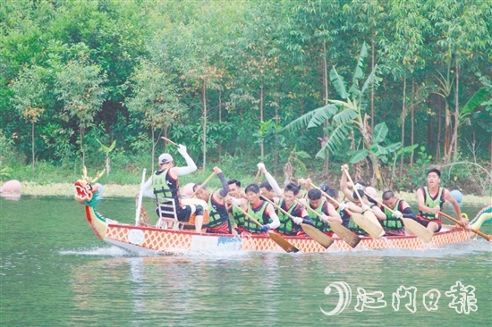 各村龍舟隊(duì)在比賽中鉚足勁沖線。