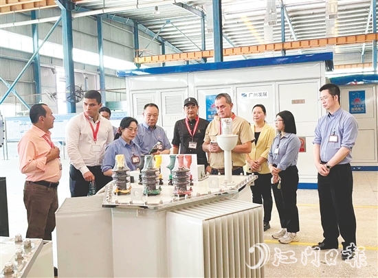 哥斯達黎加考察團走進海鴻電氣，深入了解企業(yè)的生產(chǎn)工序。