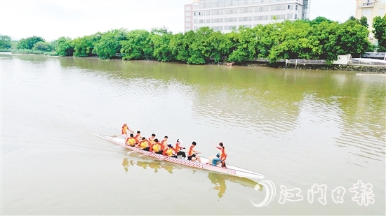 新會泓達(dá)堂陳皮龍舟隊積極備戰(zhàn)。