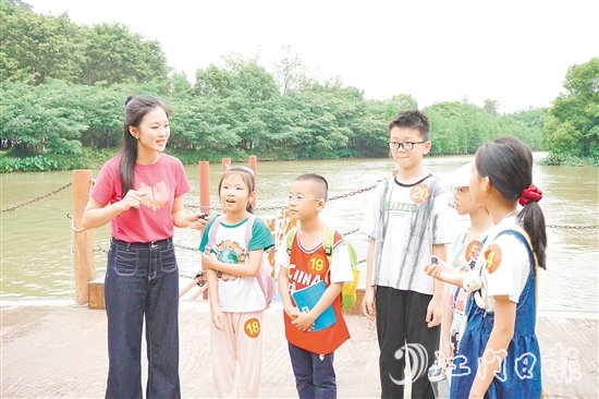 活動(dòng)通過(guò)聽(tīng)講解、看實(shí)景、做實(shí)踐等互動(dòng)方式，讓孩子們沉浸式學(xué)習(xí)課本知識(shí)。